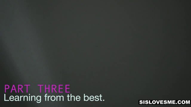 Брюнетка с красивой грудью сосет у парню в гардеробе