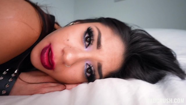 Падчерица неформалка соблазняет отчима и кончает от его члена